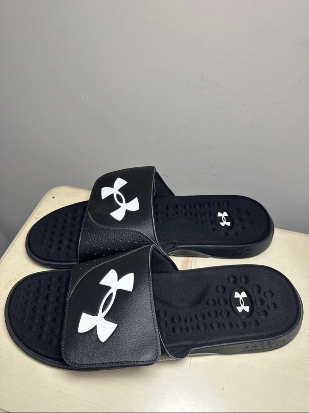 Under Armour Black and White ignite pro Slide rare size 17 Sandals